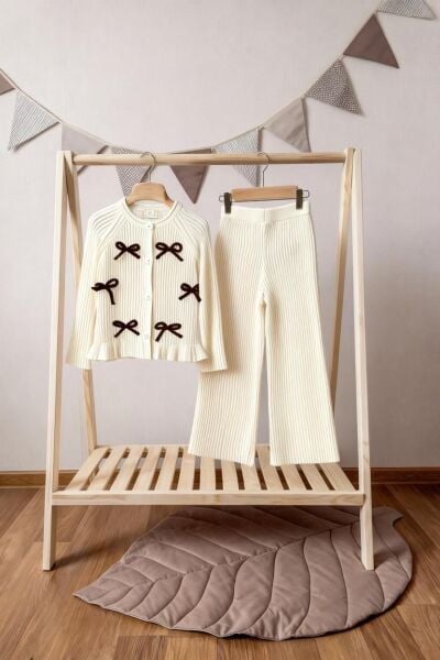 Kurdele detaylı triko takım krem