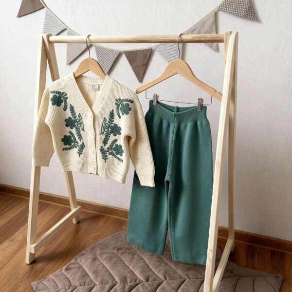 Çiçek detaylı triko takım