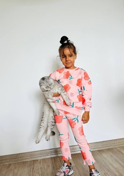 Çiçek detaylı takım