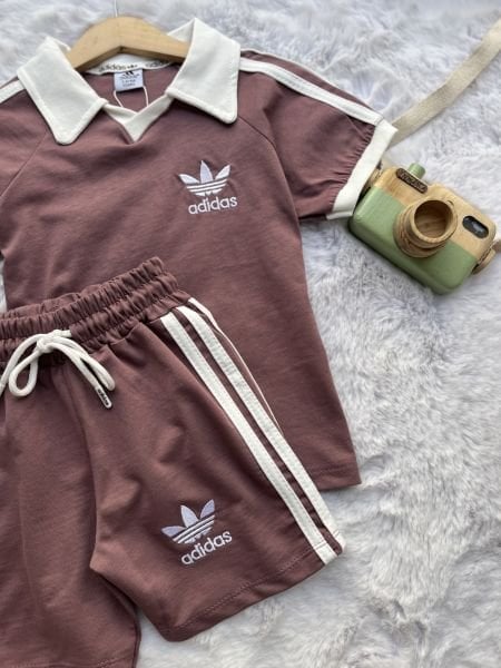 Yaka detaylı takım