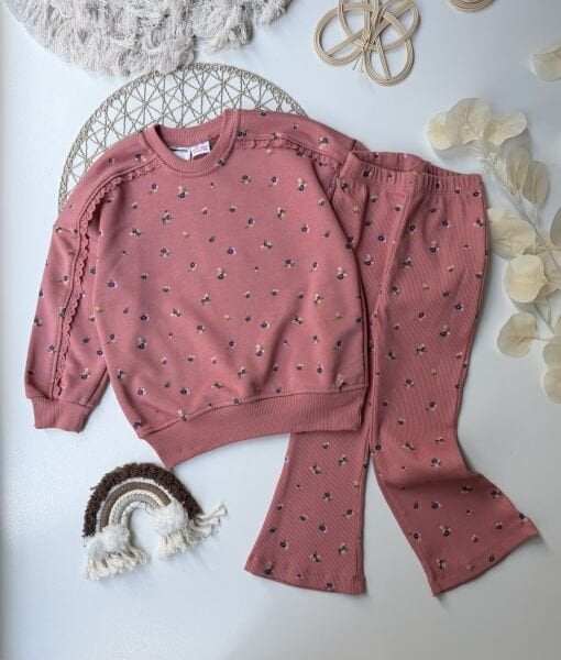 Çiçek desenli takım