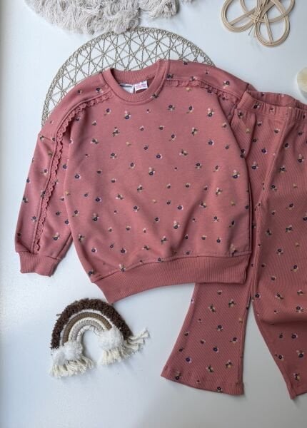 Çiçek desenli takım