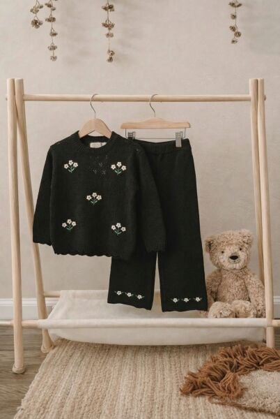 Siyah çiçekli triko takım