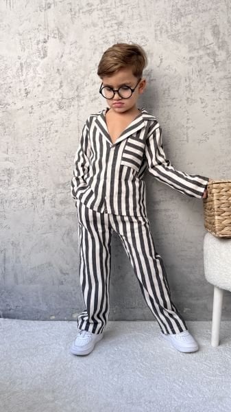 Çizgili keten takım