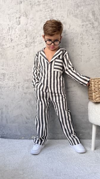 Çizgili keten takım