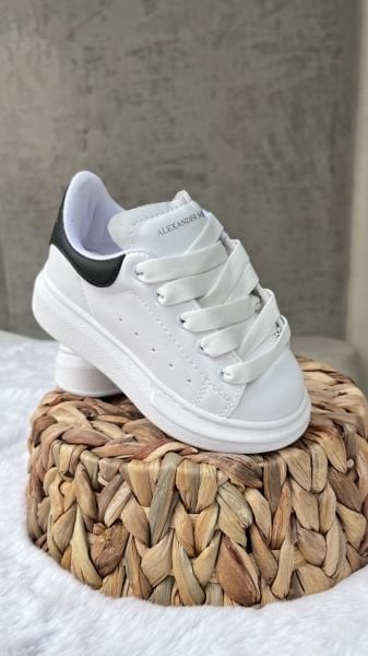 Beyaz bağcıklı spor ayakkabı