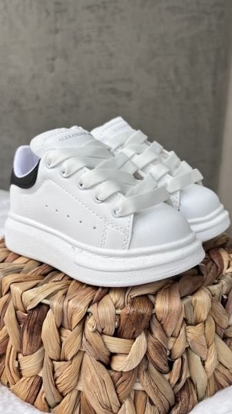 Beyaz bağcıklı spor ayakkabı